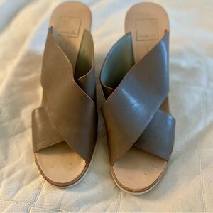 Dolce Vita Leather Lida Khaki Green Wedge
Sandals - size 8 Gently used